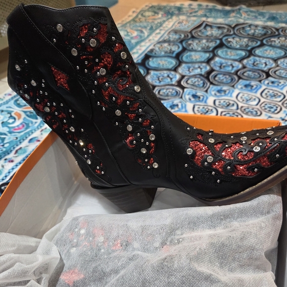 Black and Redd Cowgirl Ankle Boots - Picture 6 of 7